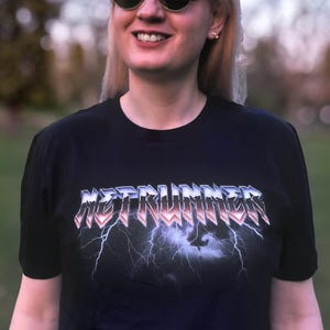 Camiseta Netrunner Heavy Metal / Unisex / 100 % algodón hilado en anillo / Cromo negro estilo años 80 con rayo / Camiseta de banda / Merchandising de Netrunner