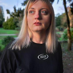 Netrunner is nooit weggegaan T-shirt | Uniseks | 100% ringgesponnen katoen | Zwart Y2K-stijl Netrunner is Alive streetwear-T-shirt | Netrunner-cadeauartikelen
