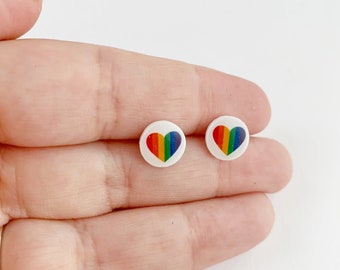 Pendientes de botón con forma de corazón arcoíris, Pride Jewelry, acero inoxidable hipoalergénico.
