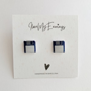 Könnte beinhalten: Ein Paar blaue und weiße Disketten-Ohrringe. Die Ohrringe befinden sich auf einer weißen Karte mit dem Text "Love My Earrings" und "Handmade in Barcelona".