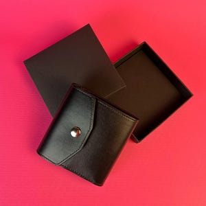 Cartera de piel hecha a mano color negro, cosida a mano.