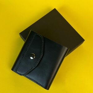 Cartera de piel hecha a mano color negro con botón, cosido a mano