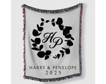 Couverture personnalisée avec initiales de couple | Jeté en coton personnalisé avec nom et année, cadeau de mariage | Décoration d'intérieur unique pour des fiançailles d'anniversaire