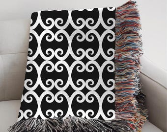 Elegante manta de algodón con moderno estampado de volutas en blanco y negro. Manta decorativa tejida estilo bohemio, perfecta para sofá, cama o decoración de pared.