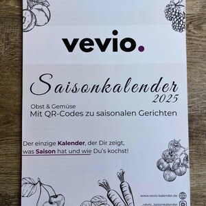Könnte beinhalten: Ein schwarz-weißer Kalender mit dem Titel "Saisonkalender 2025" und dem Text "Obst & Gemüse Mit QR-Codes zu saisonalen Gerichten" und dem Text "Der einzige Kalender, der Dir zeigt, was Saison hat und wie Du's kochst!" Der Kalender zeigt Illustrationen von Obst und Gemüse.