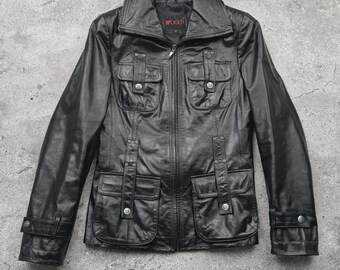 以下が含まれることがあります： 黒い革のジャケット。ジッパー開閉、複数のポケット、ボタンのディテール。ジャケットは襟付きで長袖です。「WOGER」のブランド名がラベルに表示されています。