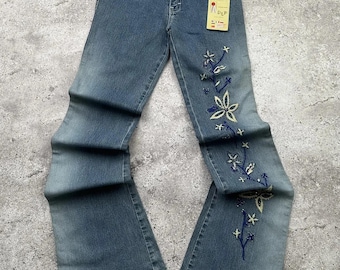 Jeans acampanados vintage con estampado bordado.