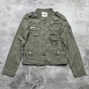 Könnte beinhalten: Eine grüne Utility-Jacke mit mehreren Taschen und Knopfverschluss. Die Jacke hat ein Etikett mit der Aufschrift "ONLY" auf der Vorderseite.