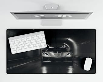 Peut inclure: Tapis de souris noir et blanc avec une voiture de sport blanche roulant dans un tunnel sombre. Le tapis comprend également un clavier blanc et une souris blanche.