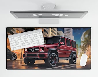 Puede incluir: Un SUV Mercedes-Benz Clase G rojo conduciendo por una calle de la ciudad con palmeras. El coche tiene ruedas negras y una parrilla negra. El fondo es una imagen borrosa de edificios y palmeras.