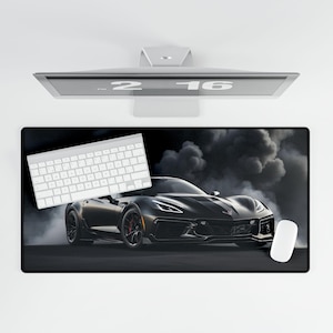 Tappetino da scrivania Corvette C8 ZR1, tappetino per mouse da auto da corsa, nuvole di fumo scure, decorazioni per auto veloci, regalo per lui, accessori per auto aggressivi, Corvette C8 nera