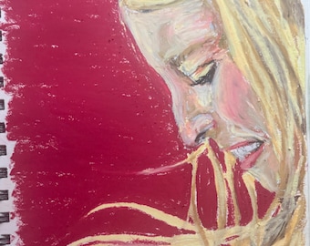 Puede incluir: Un dibujo al pastel graso sobre papel que muestra el perfil de una persona con cabello largo y rubio sobre un fondo rojo intenso sólido. La obra utiliza trazos gruesos y texturizados en tonos amarillos, blancos y rosados para definir el rostro.