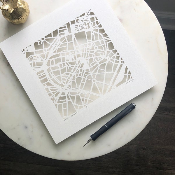 Mapa wycinana ręcznie na zamówienie przez Studio KMO, oryginalne dzieło sztuki. 10x10.