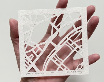 Oeuvre d'art de la carte de Paris découpée à la main, 4 x 4