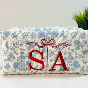 Bolsa de maquillaje de dama de honor personalizada con nombre bordado, bolsa de cosméticos con flores para niña, sorpresa navideña, bolsa de cosméticos personalizada, regalo de novia