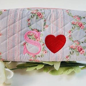 Bolsa de maquillaje con bordado floral, bolsa de cosméticos de algodón acolchada personalizada, regalo personalizado, neceser para mujer, regalo de dama de honor, bolsa de maquillaje para mamá