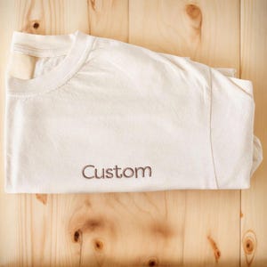Camiseta con fuente bordada, camiseta bordada personalizada con colores cómodos, camiseta bordada personalizada, camiseta bordada, camiseta personalizada, camisa bordada