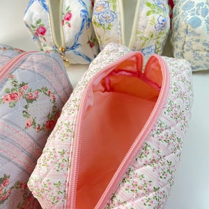 benutzerdefinierte Schminktasche, Brautjungfer Geschenk, personalisierte Blumen Make-up-Tasche, benutzerdefinierte Kulturtasche, Taschen Handgemachte gesteppte Kosmetiktasche, Reise-Make-up-Tasche