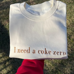 Necesito una sudadera bordada con coca cola zero, sudaderas con cuello redondo con bebidas de cola y cafeína pop, sudaderas neutras de moda minimalistas virales, sudadera divertida