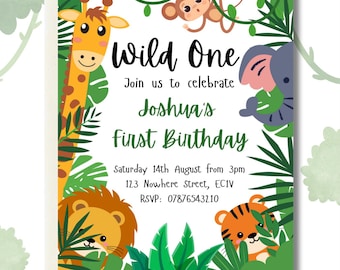Può includere: Un invito a una festa di primo compleanno a tema giungla con una giraffa, una scimmia, un elefante, un leone e una tigre. L'invito dice "Wild One" e include il testo "Unisciti a noi per festeggiare il primo compleanno di Joshua. Sabato 14 agosto dalle 15:00. 123 Nowhere Street, ECIV. RSVP: 07876543210."