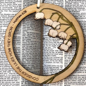 Ornement en bois découpé au laser peint à la main de verset de la bible - couronne de muguet - Matthieu 6:28