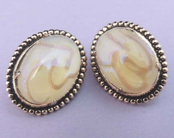 Oval White and Gold Earrings / White Button Earrings / White and Gold Swirl Button Earrings / White Glass Earrings / Vintage White Earrings