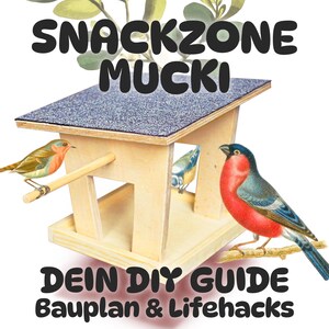 May include: A wooden bird feeder with a gray roof and a perch. The feeder has a rectangular shape with a small opening on the side. Colorful illustrations of birds are on the feeder. The text "SNACKZONE MUCKI" and "DEIN DIY GUIDE Bauplan & Lifehacks" are displayed.