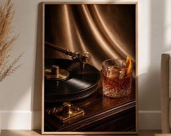 以下が含まれることがあります： ヴィンテージのレコードプレーヤーと、オレンジピールを添えたロックグラスに入ったカクテルが写った額入りの写真。レコードプレーヤーは濃い色の木と真鍮製で、飲み物は琥珀色です。