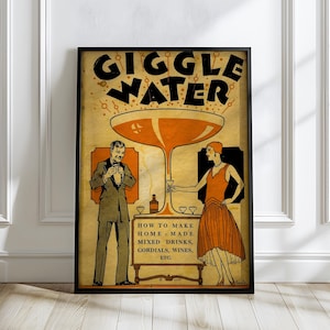 Op de afbeelding: Vintage poster met de woorden "GIGGLE WATER" in grote, vette letters. De poster toont illustraties van een man en een vrouw, een groot cocktailglas en de tekst "HOW TO MAKE HOME-MADE MIXED DRINKS, CORDIALS, WINES, ETC."