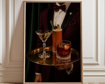 Könnte beinhalten: Ein goldenes Serviertablett trägt drei Cocktails: ein Martiniglas mit Olive, ein hohes Glas mit Selleriestange und ein kurzes Glas mit Orangenschale. Das Tablett wird von einer Person in einer bordeauxroten Smokingjacke gehalten.