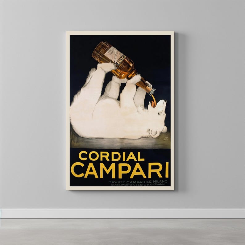 Pu&ograve; includere: Poster pubblicitario vintage con un orso polare che beve da una bottiglia di Cordial Campari. Il poster ha uno sfondo blu scuro con le parole "CORDIAL CAMPARI" in giallo.
