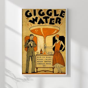 Op de afbeelding: Vintage poster met de woorden "GIGGLE WATER" in grote, vette letters. De afbeelding toont een man en een vrouw in vintage kleding, met een groot cocktailglas en de tekst "HOW TO MAKE HOME-MADE MIXED DRINKS, CORDIALS, WINES, ETC."
