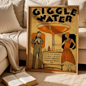 Op de afbeelding: Een ingelijste vintage poster met de woorden "Giggle Water" in grote zwarte letters. De poster toont illustraties van een man en een vrouw, een groot cocktailglas en de tekst "How to Make Home-Made Mixed Drinks, Cordials, Wines, Etc."