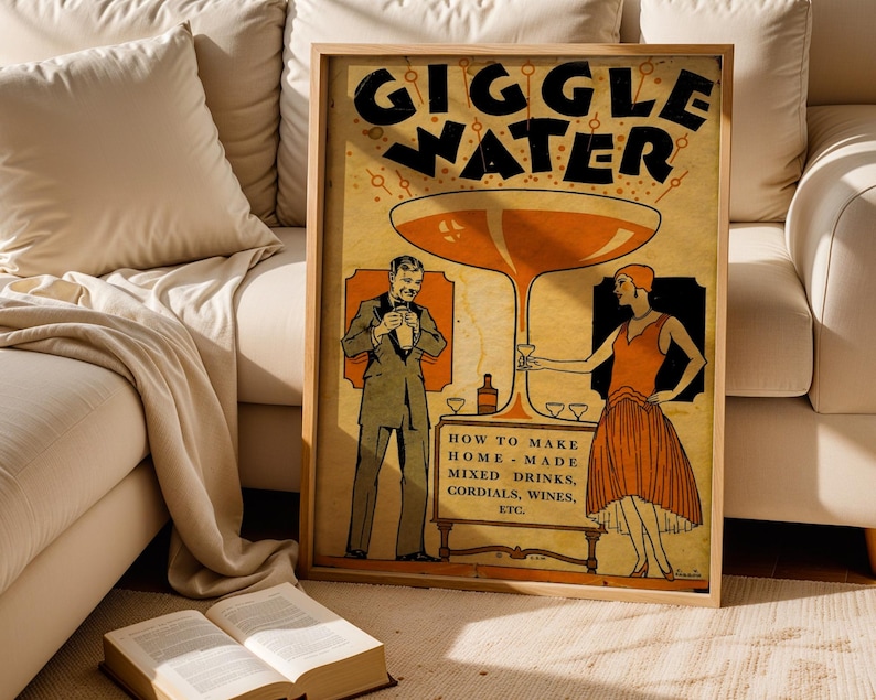 Op de afbeelding: Een ingelijste vintage poster met de woorden "Giggle Water" in grote zwarte letters. De poster toont illustraties van een man en een vrouw, een groot cocktailglas en de tekst "How to Make Home-Made Mixed Drinks, Cordials, Wines, Etc."