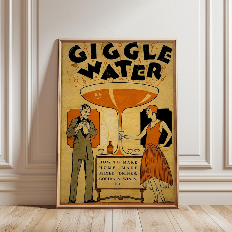 Op de afbeelding: Een vintage-stijl ingelijste poster met de woorden "GIGGLE WATER" in vette zwarte letters. De poster bevat illustraties van een man en een vrouw, een groot cocktailglas en de tekst "HOW TO MAKE HOME-MADE MIXED DRINKS, CORDIALS, WINES, ETC."
