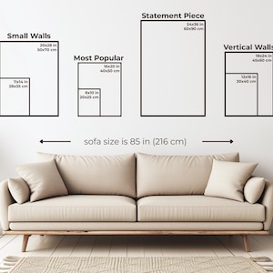 Pu&ograve; includere: Un divano beige con due cuscini &egrave; posizionato sotto un muro bianco che mostra opzioni di dimensioni artistiche incorniciate. Il testo indica che il divano &egrave; largo 216 cm. Le dimensioni artistiche includono 28x35 cm, 20x25 cm, 40x50 cm, 60x90 cm, 30x40 cm e 50x70 cm.