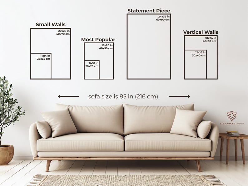 Pu&ograve; includere: Un divano beige con due cuscini &egrave; posizionato sotto un muro bianco che mostra opzioni di dimensioni artistiche incorniciate. Il testo indica che il divano &egrave; largo 216 cm. Le dimensioni artistiche includono 28x35 cm, 20x25 cm, 40x50 cm, 60x90 cm, 30x40 cm e 50x70 cm.