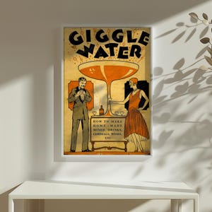 Op de afbeelding: Vintage-stijl ingelijste poster met de woorden "Giggle Water" in grote zwarte letters. De poster bevat illustraties van een man en een vrouw in kleding uit de jaren 1920, met een gigantisch cocktailglas en de tekst "How to Make Home-Made Mixed Drinks, Cordials, Wines, Etc."