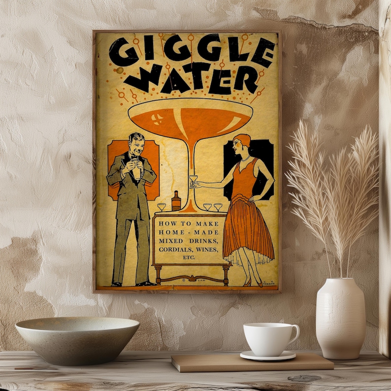 Op de afbeelding: Vintage poster met de woorden "GIGGLE WATER" in zwart en oranje. De poster toont illustraties van een man en een vrouw in kleding uit de jaren 1920, met een groot cocktailglas. Tekst eronder luidt "HOW TO MAKE HOME - MADE MIXED DRINKS, CORDIALS, WINES, ETC."