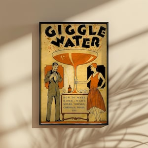 Op de afbeelding: Een ingelijste poster in vintage-stijl met de woorden "Giggle Water" in vette zwarte letters. De poster bevat illustraties van een man en een vrouw, een groot cocktailglas en de tekst "How to make home-made mixed drinks, cordials, wines, etc."