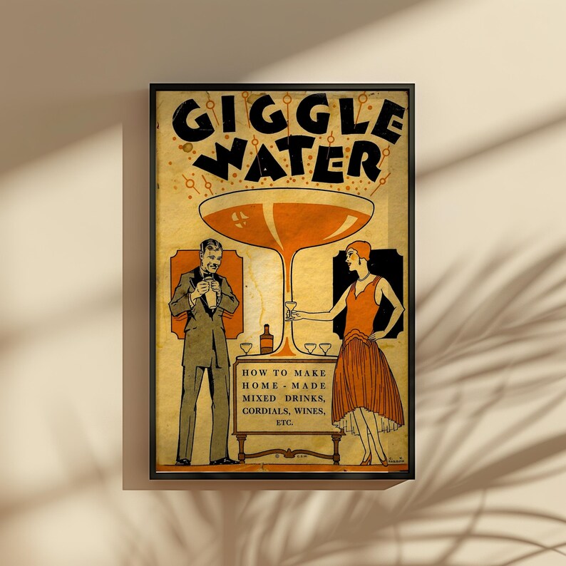 Op de afbeelding: Een ingelijste poster in vintage-stijl met de woorden "Giggle Water" in vette zwarte letters. De poster bevat illustraties van een man en een vrouw, een groot cocktailglas en de tekst "How to make home-made mixed drinks, cordials, wines, etc."