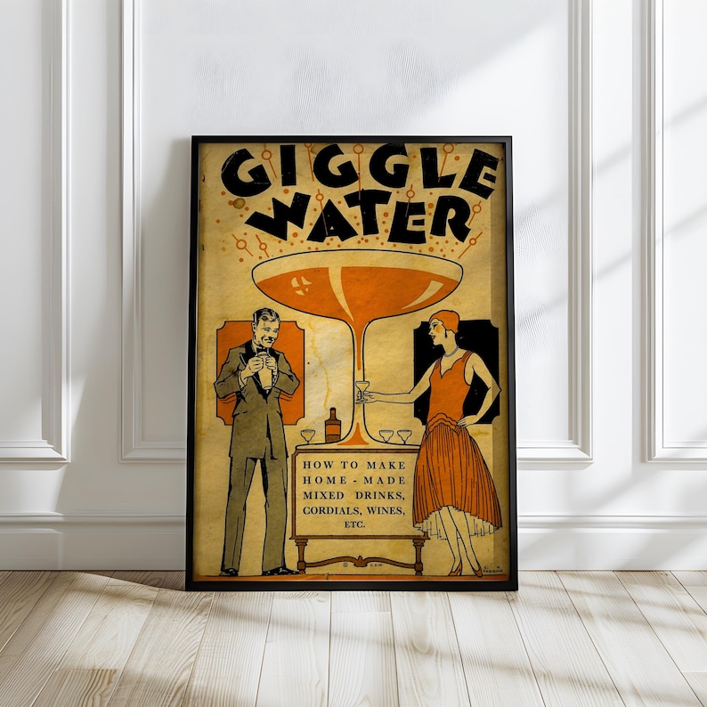 Op de afbeelding: Vintage poster met de woorden "GIGGLE WATER" in grote, vette letters. De poster toont illustraties van een man en een vrouw, een groot cocktailglas en de tekst "HOW TO MAKE HOME-MADE MIXED DRINKS, CORDIALS, WINES, ETC."