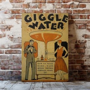 Op de afbeelding: Vintage poster met de woorden "Giggle Water" in grote, vette letters. De poster bevat illustraties van een man en een vrouw in vintage kleding, met een groot cocktailglas als centraal ontwerpelement. Tekst hieronder luidt "How to Make Home-Made Mixed Drinks, Cordials, Wines, Etc."
