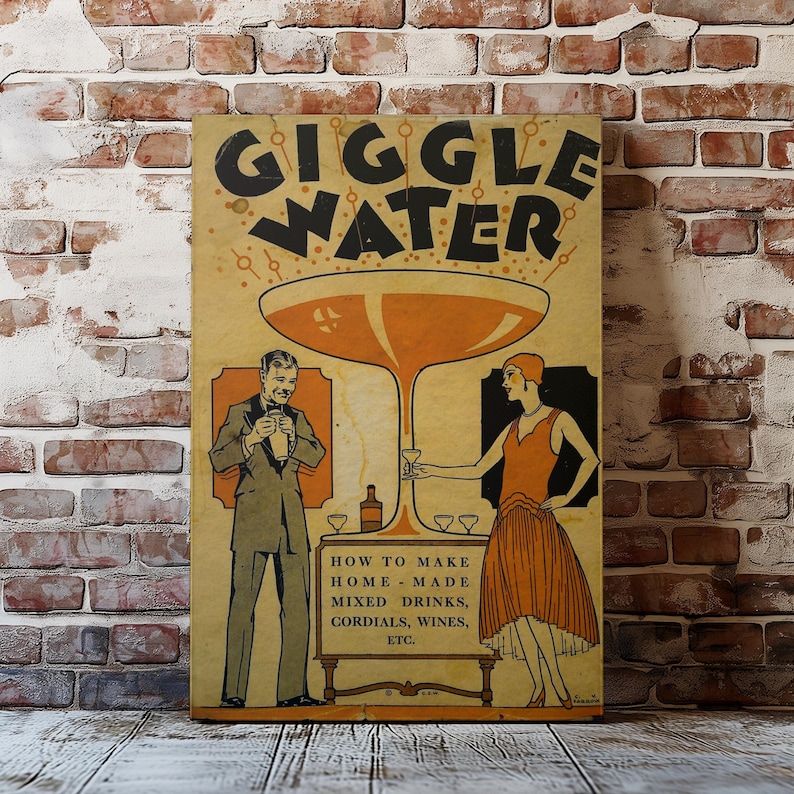 Op de afbeelding: Vintage poster met de woorden "Giggle Water" in grote, vette letters. De poster bevat illustraties van een man en een vrouw in vintage kleding, met een groot cocktailglas als centraal ontwerpelement. Tekst hieronder luidt "How to Make Home-Made Mixed Drinks, Cordials, Wines, Etc."