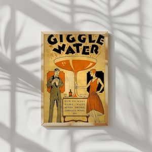 Op de afbeelding: Vintage-stijl ingelijste print met de woorden "Giggle Water" in grote zwarte letters. De afbeelding toont een man en een vrouw in kleding uit de jaren 1920, met een groot cocktailglas en de tekst "How to Make Home-Made Mixed Drinks, Cordials, Wines, Etc."