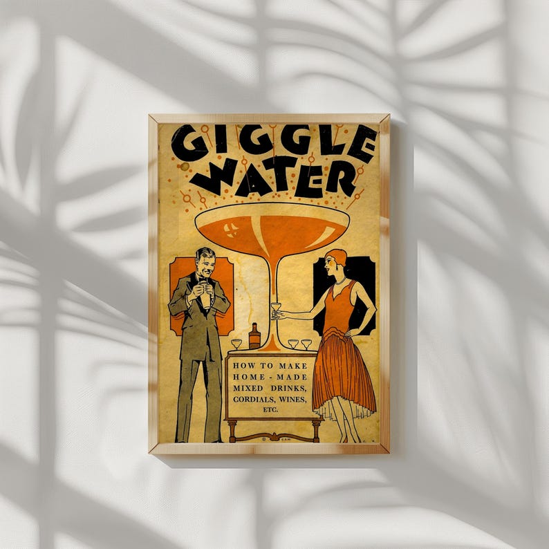 Op de afbeelding: Vintage-stijl ingelijste print met de woorden "Giggle Water" in grote zwarte letters. De afbeelding toont een man en een vrouw in kleding uit de jaren 1920, met een groot cocktailglas en de tekst "How to Make Home-Made Mixed Drinks, Cordials, Wines, Etc."