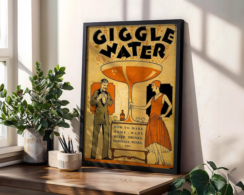 Op de afbeelding: Een ingelijste poster in vintage-stijl met de woorden "GIGGLE WATER" in grote zwarte letters. De poster bevat illustraties van een man en een vrouw in vintage kleding, met de tekst "HOW TO MAKE HOME-MADE MIXED DRINKS, CORDIALS, WINES, ETC."