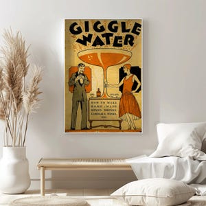 Op de afbeelding: Vintage poster met de woorden "GIGGLE WATER" in grote letters. De poster toont een enorm cocktailglas en illustraties van een man en een vrouw. De tekst onderaan luidt "HOW TO MAKE HOME-MADE MIXED DRINKS, CORDIALS, WINES, ETC."