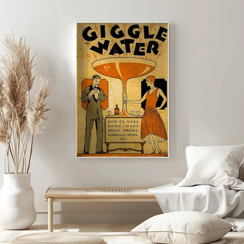 Op de afbeelding: Vintage poster met de woorden "GIGGLE WATER" in grote letters. De poster toont een enorm cocktailglas en illustraties van een man en een vrouw. De tekst onderaan luidt "HOW TO MAKE HOME-MADE MIXED DRINKS, CORDIALS, WINES, ETC."