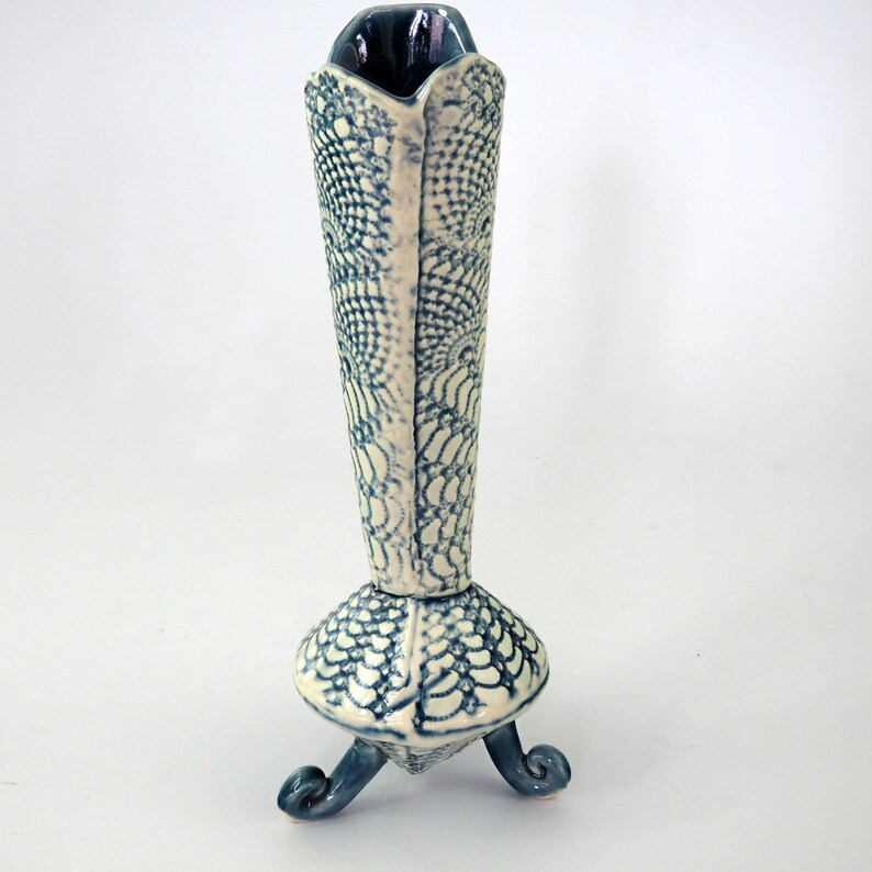 Lace Vase Flower Display Funky Tilted Pottery Vase Unique Vase Tripod Posy Pot Ceramic Bud Vase Tri-Foot Vase Small Vase